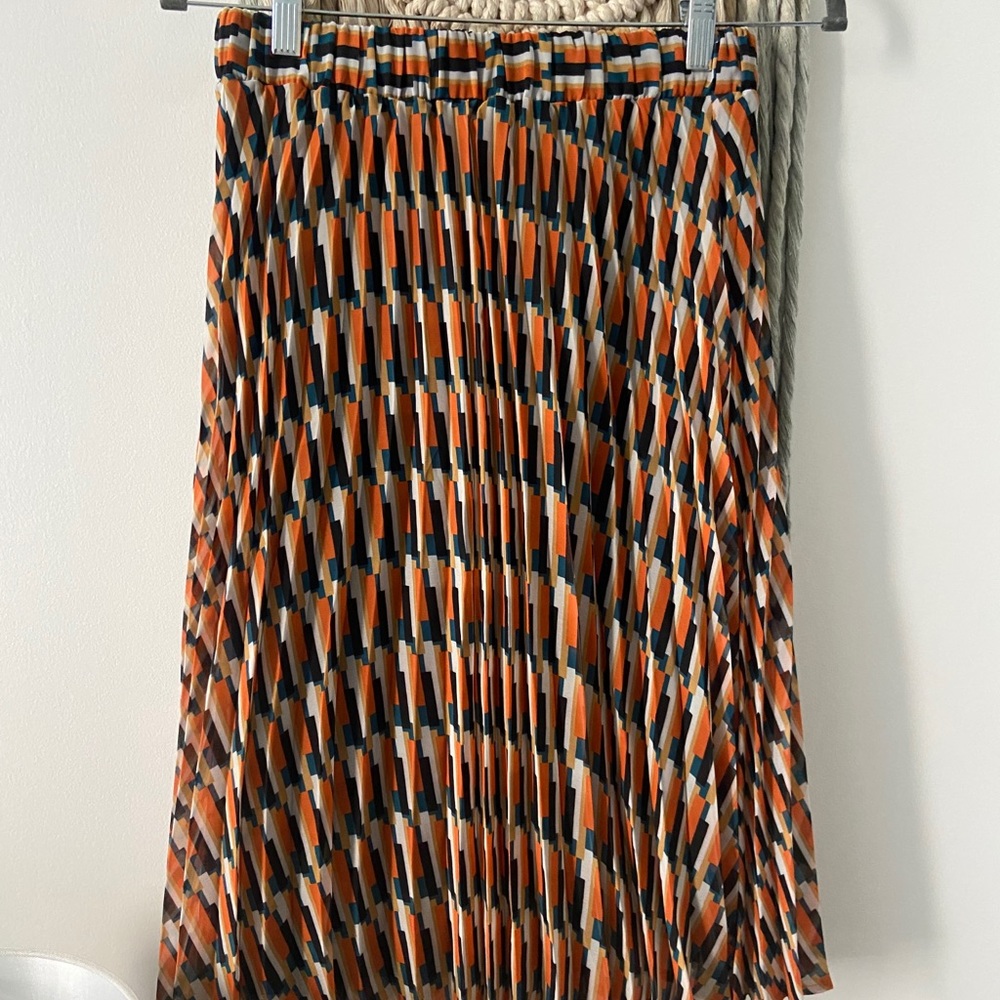 Fun daytime skirt for work. Slightly passed knee